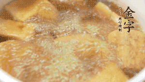 另起一個湯鍋，倒入適量清水，加入炸好的豆腐塊。待水沸騰后，加入臘肉，用生抽、料酒、火腿高湯調味。燉煮至臘肉熟透，加辣椒圈增加點辣味。（調料可以根據(jù)個人口味適當調整，火腿高湯能夠讓湯汁更加層次豐富。）