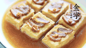 裝盤時，撒上蔥花裝飾。