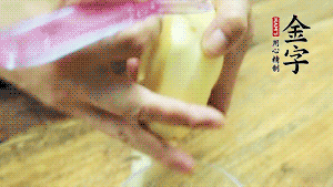 將食材洗凈，茄子、土豆切滾刀塊。