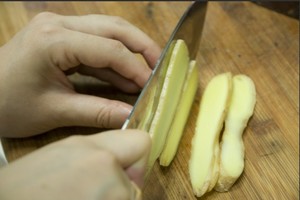 火腿切片，生姜切片。