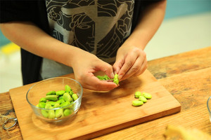 蠶豆剝除外殼，剩下嫩嫩的蠶豆。