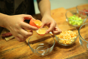 雞蛋蛋白和蛋黃分開，把蛋黃打散。