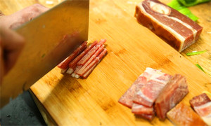 將火腿清洗后切成絲備用。