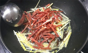 火腿絲、筍絲、黑木耳絲汆水后，瀝干。