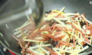 起油鍋，蒜茸煸香，倒入所有食材，加料酒翻炒至熟即可。