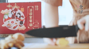 將處理好的老鴨放入冷水鍋中，丟入姜片，冷水煮沸去腥。