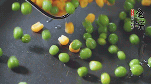 鍋7成熱時，下豌豆、玉米翻炒，再依次放醬肉、洋蔥碎、木耳碎。