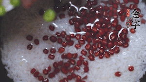 將炒好的食材和大米、紅豆一起放進電飯鍋煮。