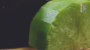 青蘿卜去皮切小塊。