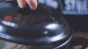 大火煮沸后，小火慢燉1～1.5個(gè)小時(shí)。