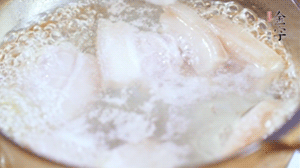 五花肉切塊，加姜片焯水備用。