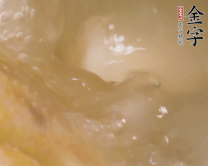 沸騰后撈出蔥結(jié)，小火燉45分鐘，加山藥再燉15分鐘。