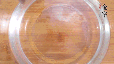 金字火腿切小片，浸泡5分鐘。