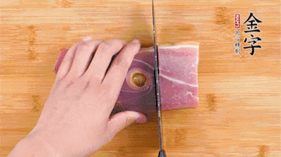 金字火腿切片，老豆腐切成塊，海鮮菇洗凈。