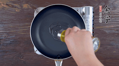 魚頭對開，洗凈瀝干。鍋中加油，把魚頭兩面煎至金黃色，期間加蔥姜，每面約需時2-3分鐘。