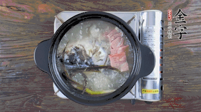 放豆腐、海鮮菇繼續(xù)中小火煮5分鐘。