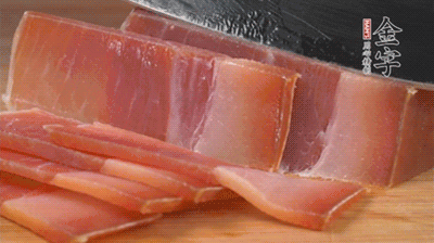 金字火腿切片，溫水浸泡5分鐘。