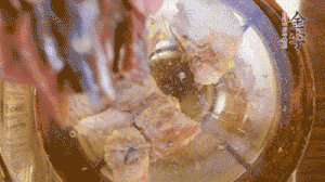 鍋中依次放姜片、排骨、火腿，加料酒、清水煮開轉(zhuǎn)小火煮30分鐘。