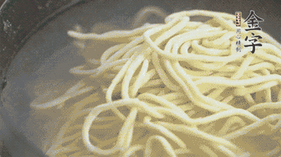 面條煮熟過涼水備用。