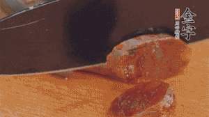 麻辣香腸蒸熟后，切片待用。