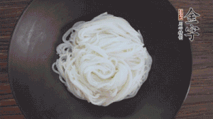 依次放入黃瓜絲、花生米、燙熟的豆芽、麻辣香腸、香菜、擺盤即可。