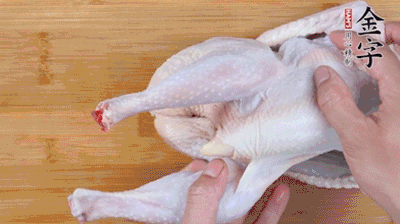 菌菇分別冷水泡發(fā)。雞處理干凈后剁成小塊，放水中浸泡半小時去血水。