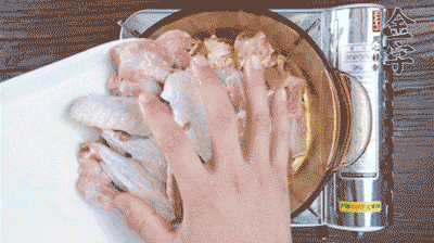 加料酒、蔥姜焯水2分鐘，清洗備用。