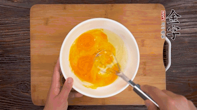 雞蛋加鹽、料酒打散后，加1.5倍溫水?dāng)嚢杈鶆颉?>
					</div>
					<span>步驟 2/5</span>
					<p>雞蛋加鹽、料酒打散后，加1.5倍溫水?dāng)嚢杈鶆颉?/p>
				</li><li>
					<div   id=