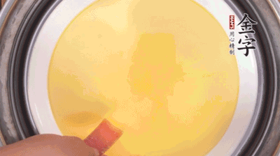 將火腿片均勻鋪上，繼續(xù)蒸6分鐘。