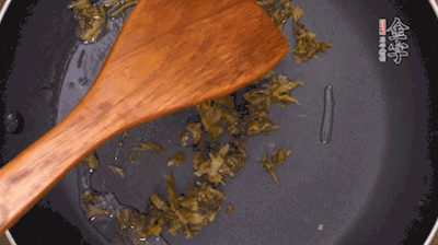 鍋中3成油溫時(shí)，下雪菜、辣椒圈翻炒40秒。