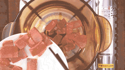 砂鍋中依次放火腿片、豆腐，大火燉開(kāi)轉(zhuǎn)中小火。