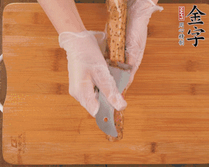 山藥去皮切滾刀塊，熱水汆燙30秒，撈出冷水浸泡。