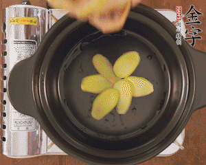 準(zhǔn)備土砂鍋，放姜片、鴿子、火腿片、蔥結(jié)、料酒，加沒過食材多些的清水，中小火燉煮。