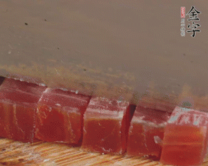 金字火腿切丁，春筍剝殼切丁，豌豆剝粒。