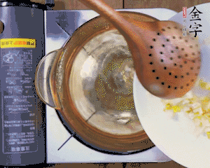 春筍丁焯水，1分鐘后加火腿丁一同汆燙1分鐘。