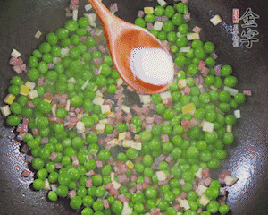 加水、料酒、鹽燒2分鐘即可。
