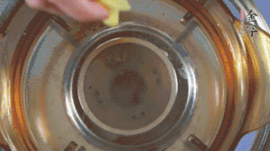 金字淡咸肉加姜片、料酒，冷水入鍋焯水。