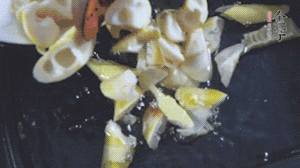 將淡咸肉、春筍、五花肉一起放入鍋中。