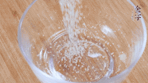 制作醬汁：1湯匙蠔油、1湯匙涼開水、2湯匙生抽、1/2湯匙白砂糖、少許辣椒圈。