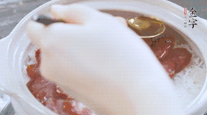 沿鍋邊倒一圈食用油蓋蓋，繼續(xù)小火燜8分鐘。