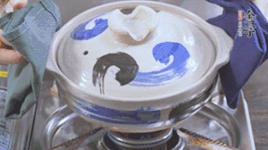 每隔30s將鍋傾斜一側(cè)。（受熱更均勻，鍋巴更噴香）