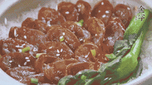 燜好后放入小青菜，均勻淋上醬汁，撒上蔥花或芝麻即可。