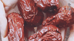 紅棗洗凈，對(duì)半剪開。