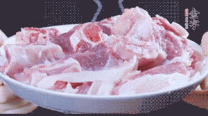 新鮮羊肉冷水入鍋，加姜片、清水焯水，除去血沫。