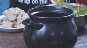 另起砂鍋，依次放入蘿卜、羊肉、火腿蹄片，加料酒、清水沒過食材。