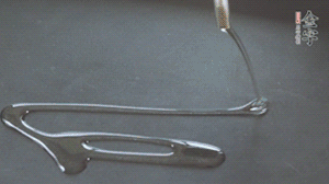 鍋中加少許油，爆香蔥姜蒜、香料 ，喜歡麻的也可以加點(diǎn)花椒！接著放入郫縣豆瓣醬煸炒出紅油。