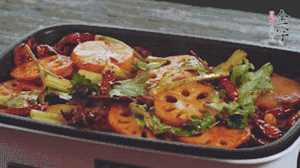 加入金字麻辣香腸，翻炒5分鐘左右。再加入之前準(zhǔn)備好的蔬菜，翻炒均勻，最后放入蝦。