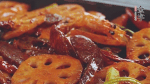 撒上芝麻和蔥，一道鮮香熱辣的麻辣香腸香鍋就做好了！