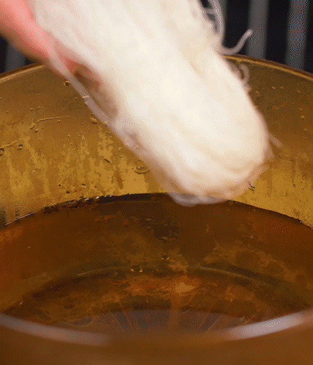 咸肉剁成咸肉糜，加入蔥姜末、香油攪拌均勻。