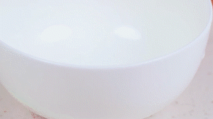 香腸切片，南瓜洗凈去皮切小塊，洋蔥切絲，米淘洗干凈備用。